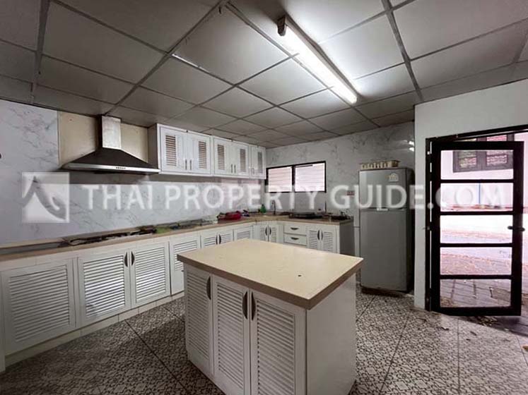 House with Shared Pool in Bangnatrad 